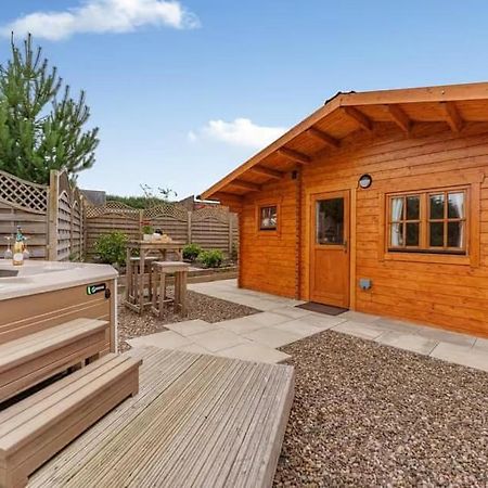 Lochinvar - Clydesdale Log Cabin With Hot Tub Airdrie Eksteriør bilde