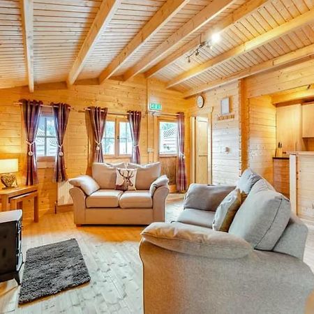 Lochinvar - Clydesdale Log Cabin With Hot Tub Airdrie Eksteriør bilde