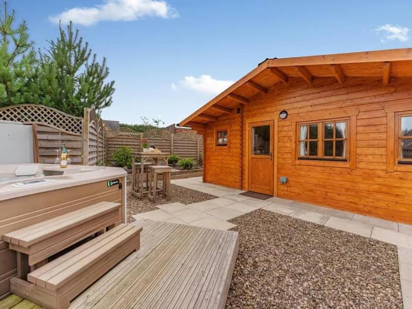 Lochinvar - Clydesdale Log Cabin With Hot Tub Airdrie Eksteriør bilde
