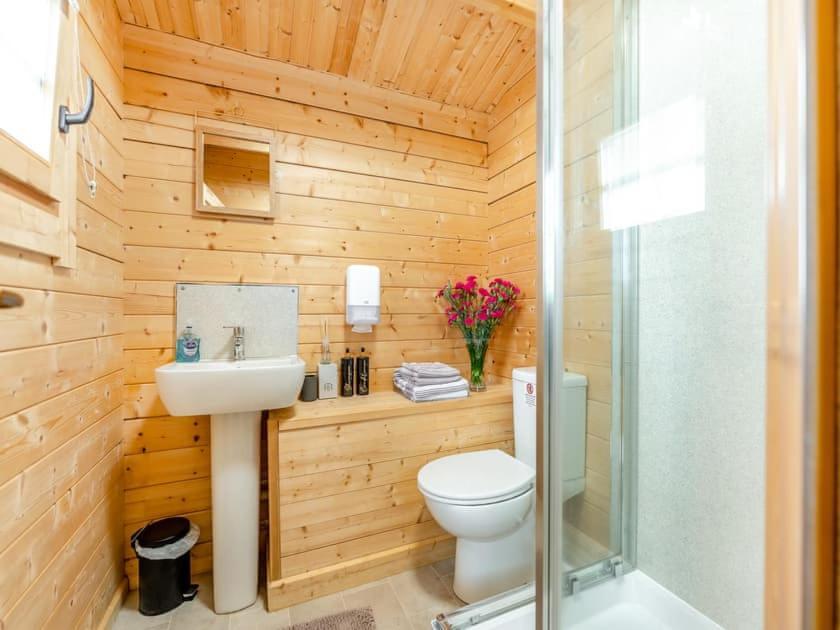 Lochinvar - Clydesdale Log Cabin With Hot Tub Airdrie Eksteriør bilde
