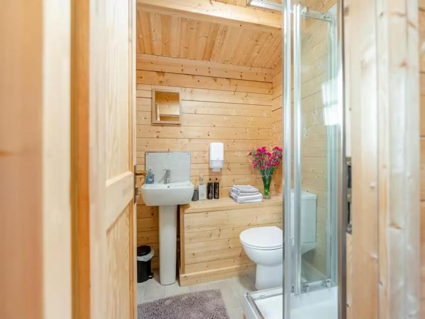 Lochinvar - Clydesdale Log Cabin With Hot Tub Airdrie Eksteriør bilde